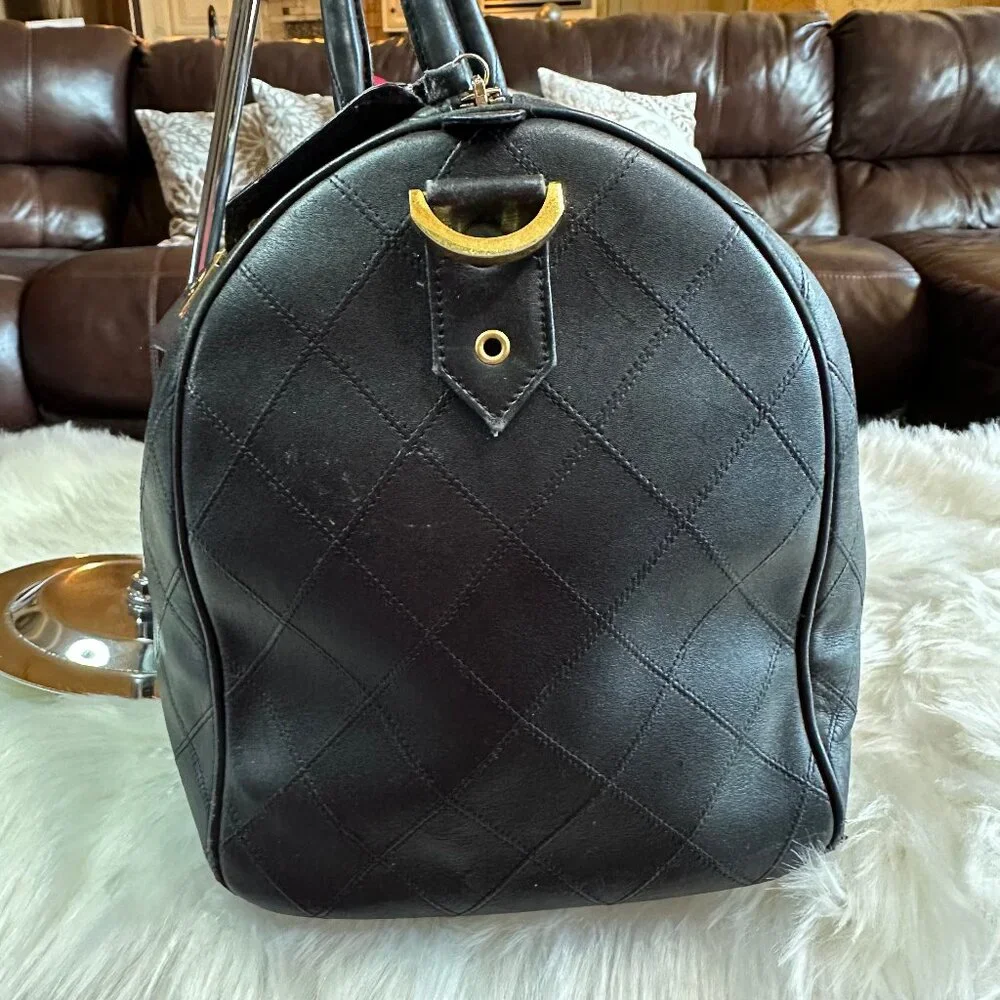 ❌SOLD❌ Authentic Chanel Vintage Diamond Stitch Lambskin Quilted Duffle Bag - Picture 5 of 17